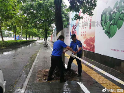 馬鞍山市雨山城管“迎戰(zhàn)”臺風(fēng) 全面排查路面施工圍擋安全隱患